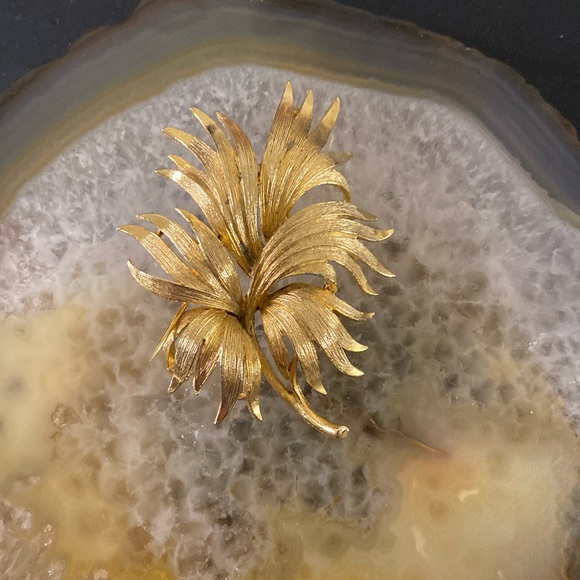 Vintage Lisner golden brooch Guc 2" x 2.25" - Picture 1 of 10